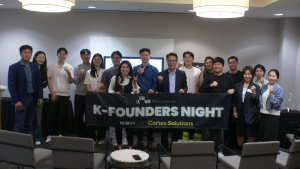지난 13일(현지 시간) LA 힐튼 가든인 할리우드에서 열린 LA 테크위크 공식 행사 ‘K-Founders Night’에서 피칭 기업과 참석자들이 기념 촬영을 하고 있다(사진=코텍스 솔루션스)