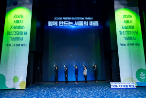 왼쪽부터 서울시자살예방센터 최남정 센터장, 서울시정신건강복지센터 이기연 센터장, 서울시정신건강복지사업지원단 김병후 단장, 서울여자간호대학교 김경희 교수, 서울시광역심리지원센터 윤현수 센터장이 지난 1일 ‘2026년 자살예방·정신건강의 날’ 기념행사에서 ‘함께 만드는 서울의 마음’ 비전 퍼포먼스를 하고 있다