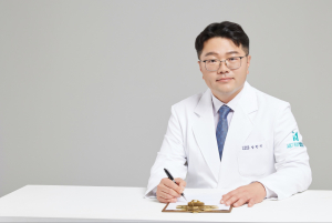새기준병원 장한진 대표원장(신경외과 전문의). 양방향 척추내시경을 중심으로 척추질환을 진료하고 수술 후 회복관리를 상담한다(사진 제공: 새기준병원)