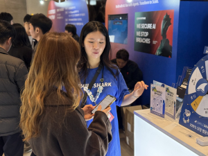 스마일샤크가 ‘Games on AWS 2026’ 행사장에서 부스를 운영하고 있다