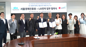 LG전자 HS/ES구독사업담당 임정수 상무(왼쪽에서 다섯 번째), 서울경제진흥원 대외협력부문 황정일 이사(왼쪽에서 여섯 번째), 티앤티솔루션 박동혁 대표(왼쪽에서 네 번째) 등 협약사 관계자들이 22일 ‘다회용컵 사용 활성화·ESG 경영 실천을 위한 업무협약’을 체결하고 기념 사진을 찍고 있다