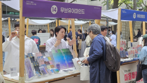 마음 정거장 참가 브랜드 ‘무브유어마인드’가 관람객에게 감정카드를 소개하고 있다