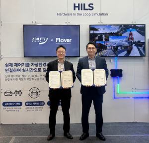 신재일 어빌리티시스템즈 대표(왼쪽)와 임동현 플로버 대표가 업무협약(MOU) 체결 후 기념촬영을 하고 있다