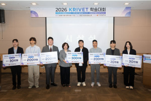 한국직업능력연구원이 10월 1일(목) 여의도 에프케이아이타워에서 ‘2026 KRIVET 학술대회’를 개최했다. 한국직업능력연구원 고혜원 원장(왼쪽에서 네 번째)이 대학원생 논문경진대회 수상자들과 기념 촬영을 하고 있다