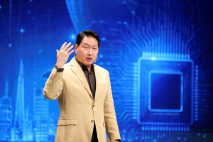 최태원 SK그룹 회장이 EBS ‘위대한 수업, 그레이트 마인즈’에서 청년들을 대상으로 강연하고 있다(EBS 제공)