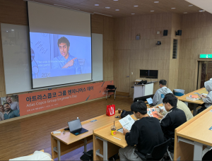 아트라스콥코 그룹 채용설명회에서 학생들이 기업 소개 및 엔지니어 직무 관련 자료를 살펴보며 채용 정보를 확인하고 있다