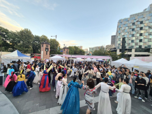 한글날인 9일 서울 인사동 남인사마당에서 열린 제3회 여민락 문화교류축제 ‘인사 in Seoul’의 폐막 프로그램 ‘대동 강강술래’에서 외국인 관광객과 가족, 어린이, 시민들이 함께 어우러져 전통놀이를 즐기고 있다