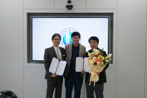 지난 23일 동양대학교에서 열린 객원교수 임명식에서 이상배 디투엔지니어링 대표(오른쪽)가 사령장을 받고 기념촬영을 하고 있다(사진=디투엔지니어링)