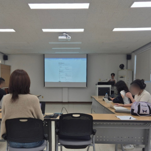 김재석 랜선스퀘어 대표가 10월 13일 경상북도경제진흥원 동부지소에서 온라인 셀러들에게 상품 숏폼 프롬프트 키트 사용법을 설명하고 있다