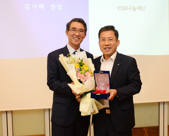 사회연대은행 김용덕 대표상임이사(왼쪽), KDB나눔재단 강창호 사무국장(오른쪽)이 기념촬영을 하고 있다