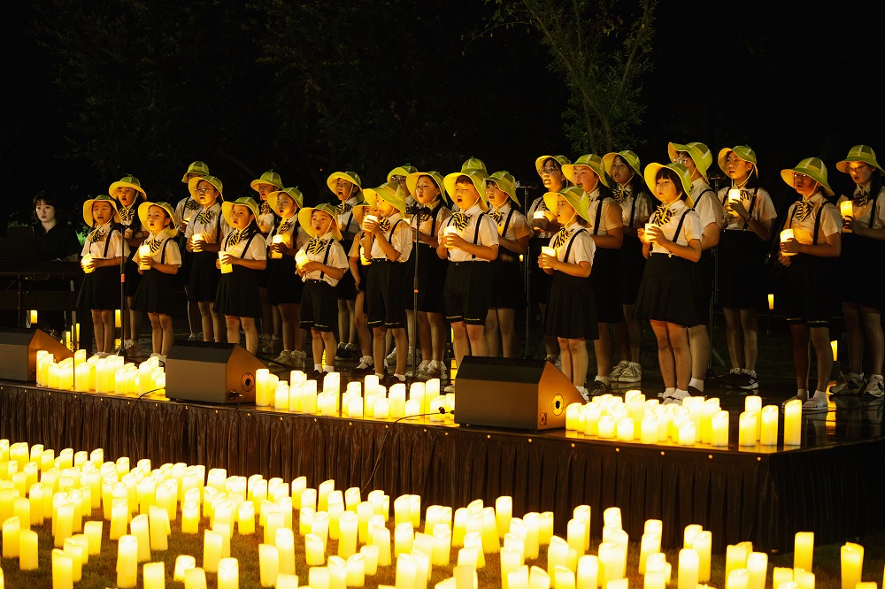 8월에 개최된 ‘대한민국 밤밤페스타’에서 어린이들이 캔들과 함께 합창을 하고 있다