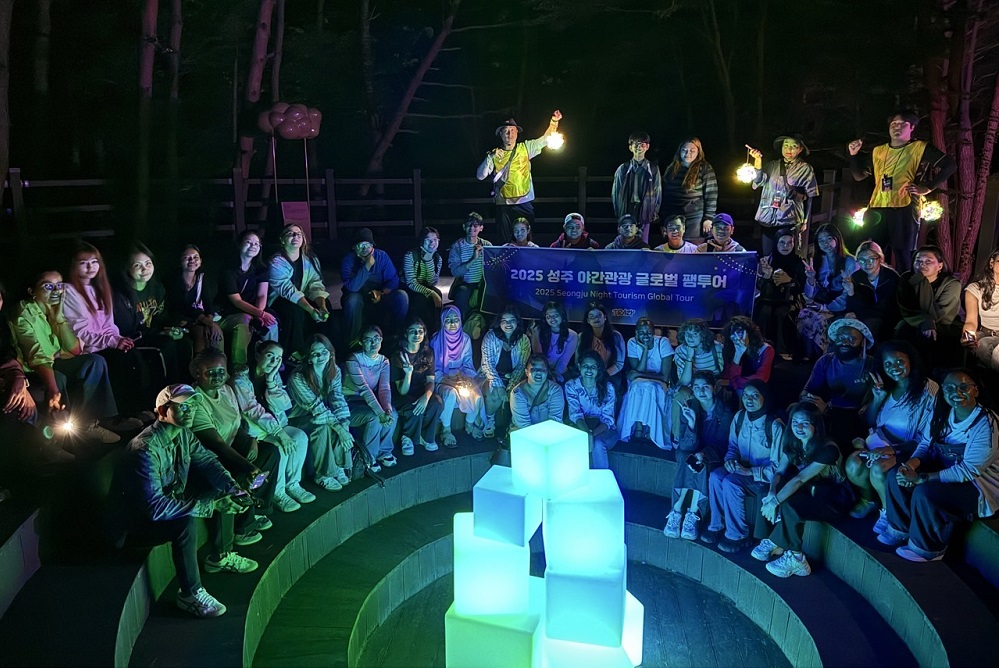 ‘성주 야간관광 글로벌 팸투어’로 ‘가야산 나이트 트레킹’ 프로그램에 참여한 외국인 참가자들