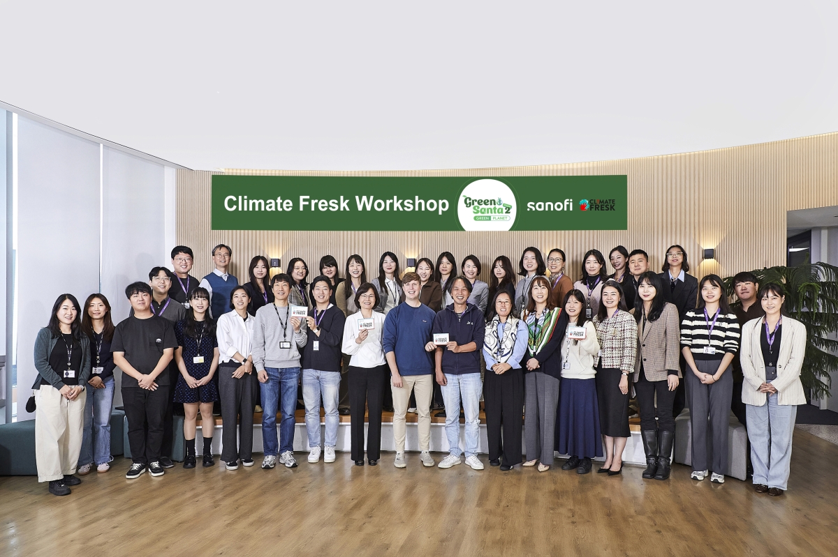 사노피 임직원들이 ‘기후 프레스크’ 세션 후 지구를 위한 다짐을 하고 있다