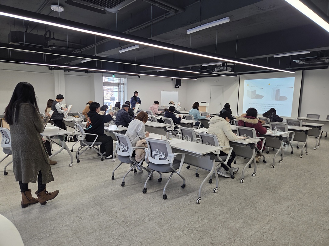 1월 19일 신부문화기지(신부7길 14)에서 성인 창작 프로그램 ‘DRAW YOUR MIND’ 교육 중이다