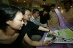 `Taipei Telecom & Network 2004' 전시회에 참석한 대만시민들이 KTF Fimm 서비스 시연장면에 많은 관심을 보이고 있다