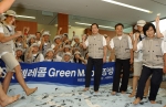 SK텔레콤 김신배 사장(가운데)과 명예단장 고철환 교수(오른쪽)가 『SK텔레콤 Green Map 대장정 2004』발대식에서 참가자들과 함게 발도장을 찍으며 파이팅을 외치고 있다