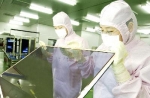 충북오창에 위치한 LG화학 '오창테크노파크'에서 생산된 PDP필터를 작업자들이 검사하고 있는 모습 