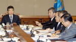 노무현 대통령이 수석·보좌관 회의를 주재하고 있다.  