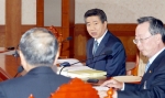 노무현 대통령은 청와대에서 국무회의를 주재했다. 
