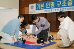 최근 젤리, 떡으로 인한 질식사가 발생하는 등 응급사고가 빈발한 가운데 19일 관동대 명지병원이 주최 한 기본인명구조술 교육에서 고등학생들이 심폐소생술을 배우고 있다