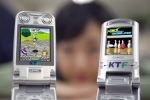 KTF에서 출시한 모바일 3D 게임인 3D 프로볼링(오른쪽)과 파워인라인X를 휴대폰에서 시연해 보이고 있다.