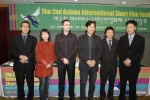 (왼쪽부터) 김주섭 상임운영위원, 이병원 프로그래머, 고란 토파로빅 해외심사위원, 안성기 심사위원장, 유인택 집행위원, 이춘연 집행위원