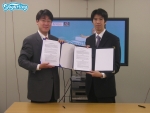 네오위즈의 박진환 대표와 겅호 온라인 엔터테인먼트의 모리시타 카즈키 대표가 '요구르팅'의 일본 수출 계약을 체결하고 있다.