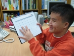 한국점자도서관에 근무하는 한 시각장애인이 한화그룹에서 만든 점자달력을 통해 본인의 스케줄을 확인하고 있다. 