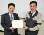 대우정보시스템 GM대우SM담당 최장일 이사(사진 오른쪽)가 AB&I사의 정학종 사장으로부터 ‘CMMI 레벨 2’확인서를 전달받고 있다.