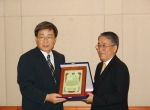 대우정보시스템 박경철 사장(사진 오른쪽) 이 대우캐피탈 강상윤 사장으로부터 감사패를 받고 있다.