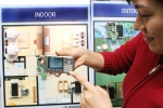 팬택앤큐리텔이 선보인 세계최초 유비쿼터스 지그비(Zigbee)휴대폰으로 집안의 조명과 PC를 켜고 끄고, 온습도와 보안을 점검하는 홈 네트워크 서비스를 시연하고 있다.
