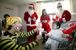 소아병동의 아이들이 굿타임 산타공연을 보며 즐거워 하는 모습