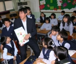 LA 다저스의 최희섭 선수가 일일교사로 참석해 어린이 교통 안전 교육 책자 배포와 함께  어린이 교통안전 교육을 진행했다.