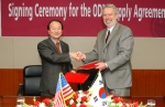 LG화학 EP사업부장인 오종만 상무(사진 왼쪽)와 미국 레텍사의 리차드 겔(Richard Gall)사장 (사진 오른쪽)이  ODM계약 서명후 악수하는 장면
