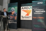 투어 드 프랑스에서 6연패한 사이클리스트인 랜스 암스트롱이 2005 CES에서 AMD 튜리온64 모바일 기술을 소개하고 있다.