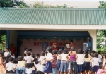 지난 2003년 필리핀에서 봉사활동을 벌이는 자원봉사자들