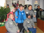 희망원정대를 이끌 엄홍길 대장(뒷줄 가운데)과 한국EMC 권혁재 이사(뒷줄 오른쪽)가 장애인들과 함께 등반 코스를 사전 점검하고 있다.
