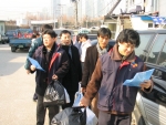 CJ시스템즈 임직원들이 강남구 구룡마을 소재 독거노인들에게 설날을 맞이하여 명절 떡과 만두를 나누어주는 봉사활동을 하고 있다.