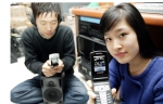 KTF 고객이 프리미엄 뮤직폰의 MP3 파일을 오디오로 전송하여 음악을 즐기고 있다. 