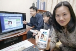 KTF, 삼성SDS직원이 TV-모바일 서비스를 통해 휴대폰 멀티미디어메시지를 TV화면에 수신하는 서비스를 시연하고 있다.