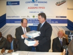 대우조선해양 정성립 사장(좌측)과 셰브론텍사코의 나이지리아 자회사 스타팁워커페트로리움의 J.R. 프라이어(Pryor) 회장이 계약서를 교환하고 있다.