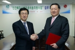 박해춘 LG카드 사장(오른쪽)과 방용석 근로복지공단 이사장이 23일 오전 근로복지공단 회의실에서 '민간복지시설 이용비용지원사업'업무협약을 체결한 뒤 악수하고 있다