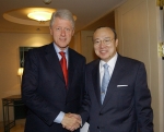 한화그룹 김승연 회장은 24일 저녁 본인의 자서전 '마이 라이프' 홍보차 방한한 빌 클린턴 전 미국 대통령을 만나 환담했다.