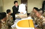이라크로 파병예정인 자이툰부대원이 웅진코웨이개발 교육팀 강사의 비데설치 및 A/S강의를 청강하고 있다.