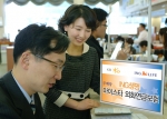 국민은행은 저축, 부동산, 주식 등의 전통적인 재테크방식과는 다른 새로운 투자대안을 제시하기 위하여 ING생명의 방카슈량스전용상품인 “무배당 마이스타 외화 연금 보험”을 3월 3일