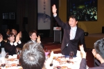 SK아카데미에서 최태원 회장이 올해 입사한 신입사원들과 대화를 나누고 있는 모습(2005.1.28)