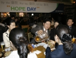 웅진코웨이개발 직원들이 대표이사와 함께 호프데이 행사를 즐기고있다. 직원에게 맥주를 따라주는 박용선 대표이사
