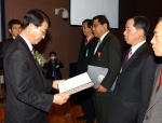 한진해운 해사본부장 한충전 전무가 과학기술부 최석식 차관으로부터 대통령 표창(흉장)을 받고 있다.