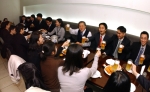 지난 24일 한진해운 박정원 사장이 시내 한 호프집에서 직원들과 함께 즐겁게 이야기 하고 있다. 사진 가운데 호프잔을 제일 높이 쳐든 사람이 한진해운 박정원 사장)