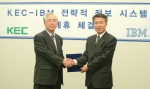 KEC와 한국IBM은 향후 10년간의 아웃소싱 계약을 체결했다. 사진은 KEC 장동 사장(좌)과 한국IBM 이휘성 사장.